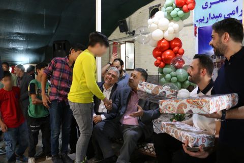 برگزاری جشن دهه کرامت برای دختران  تحت حمایت کمیته امداد اردستان. 1403/02/27