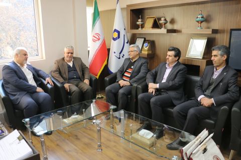 دیدار مدیرکل کمیته امداد استان اصفهان با مدیرعامل شعب بانک های سینا و پست بانک1403/10/8
