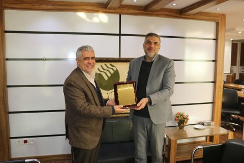 دیدار مدیرکل کمیته امداد استان اصفهان با مدیرعامل شعب بانک های سینا و پست بانک1403/10/8