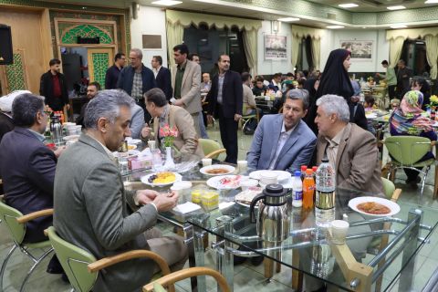 استاندار اصفهان با خانواده های نیازمند و حامیان نیکوکار افطار کرد 1404/01/06