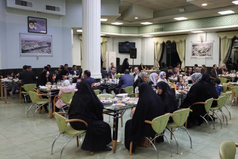 استاندار اصفهان با خانواده های نیازمند و حامیان نیکوکار افطار کرد 1404/01/06