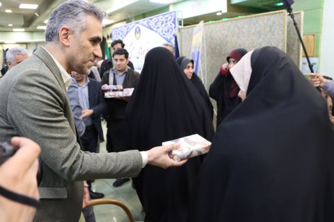 استاندار اصفهان با خانواده های نیازمند و حامیان نیکوکار افطار کرد 1404/01/06