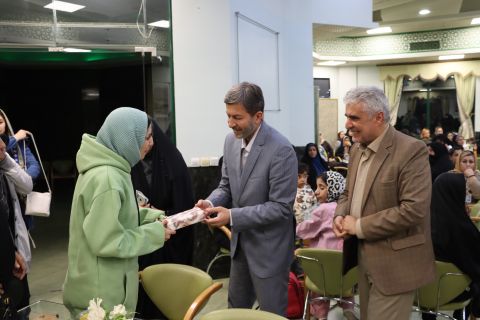 استاندار اصفهان با خانواده های نیازمند و حامیان نیکوکار افطار کرد 1404/01/06