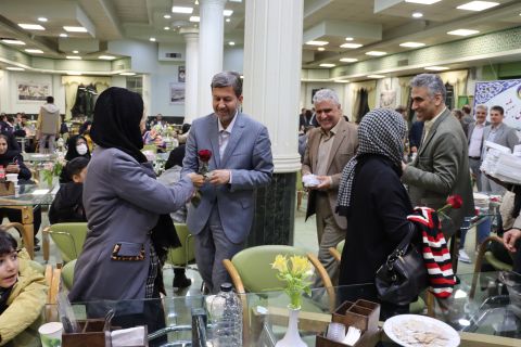 استاندار اصفهان با خانواده های نیازمند و حامیان نیکوکار افطار کرد 1404/01/06