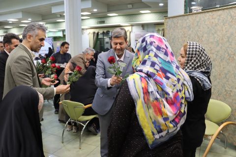 استاندار اصفهان با خانواده های نیازمند و حامیان نیکوکار افطار کرد 1404/01/06